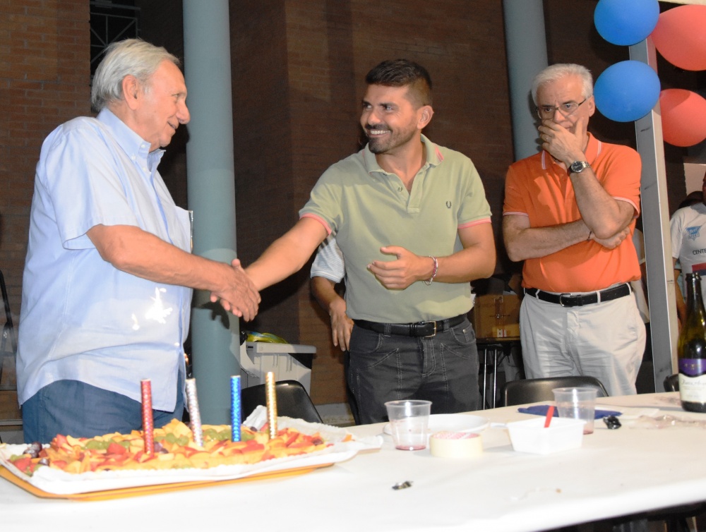 a sinistra l'ex dirigente degli anni '80 Giorgio Baschieri al taglio della torta del centenario.Al suo fianco il sindaco uscente di Scandiano Alessio Mammi e l'assessore allo sport Dott.Nearco Corti